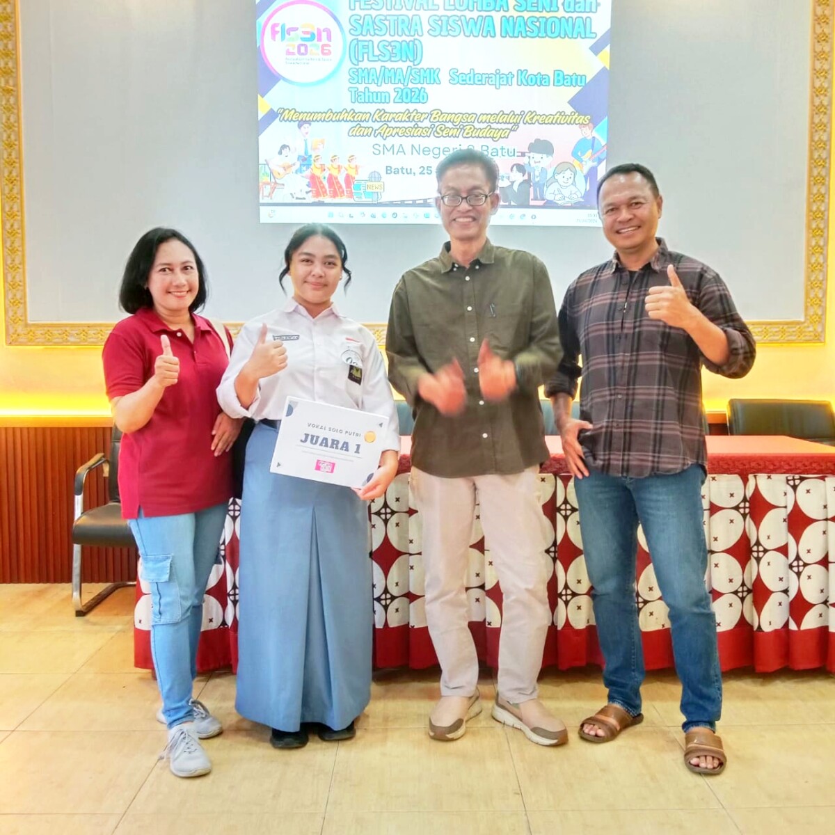 Camat Bumiaji, Thomas Maydo,S.Sos bersama keluarga dan pembimbingnya. 