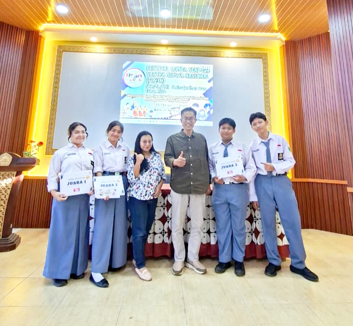 Putri Camat Bumiaji ketika bersama para juara juara dan pembimbing. 