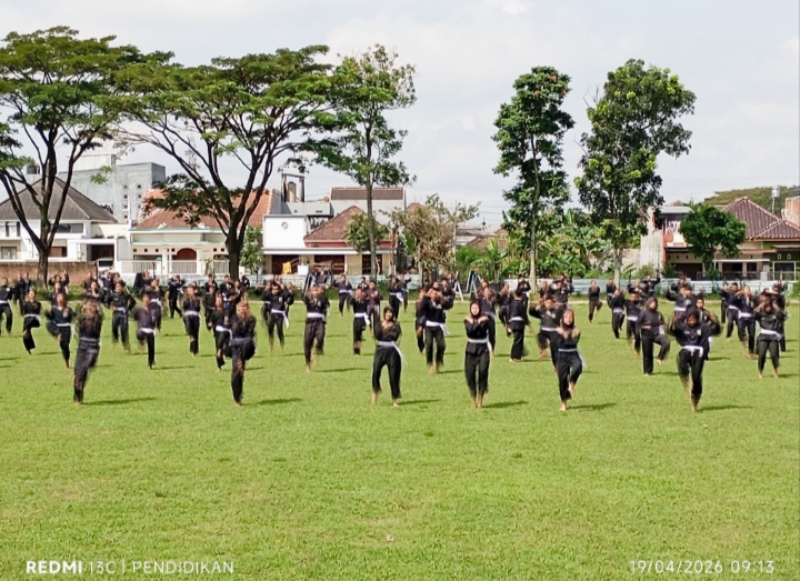 Tampak ketika Latihan Gabungan Tiga Cabang PSHT di Lapangan Dodikjur Rampal, Malang. 