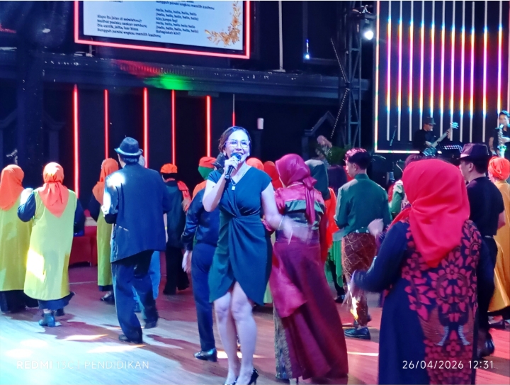 Owner usaha kecantikan, Yous ketika menyuguhkan sebuah lagu tembang lawas. 