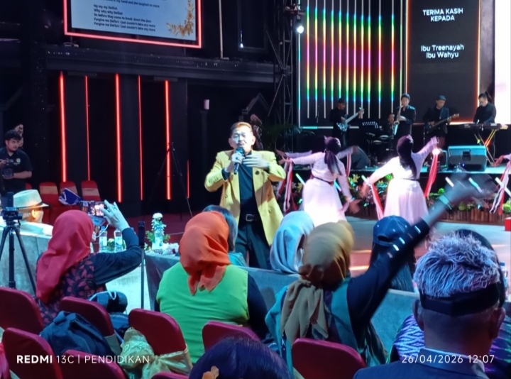 Ketua Senandung Rindu, Agus Priyanto yang juga sebagai GM di Senyum Hotel, ketika membawakan sebuah lagu tembang nostalgia. 