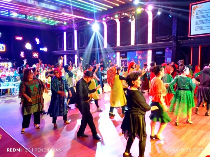 Gerakan Dansa yang kompak serasi dengan musiknya membuat suasana sedap dipandang mata. 