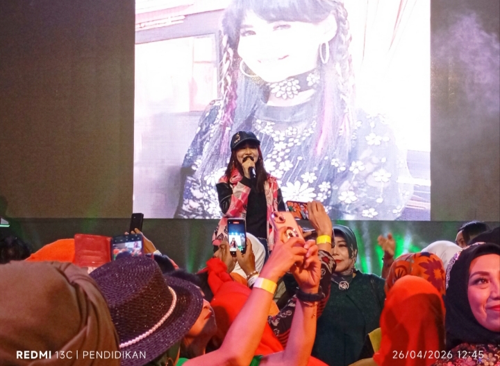 Antusias anggota Senandung Rindu ketika artis nasional membawakan sebuah lagu populernya " Cintaku Padamu "