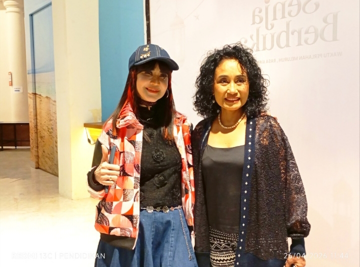 Ita Purnamasari bersama Sylvia Saartje, ketika memberikan ungkapanya ke awak media. 