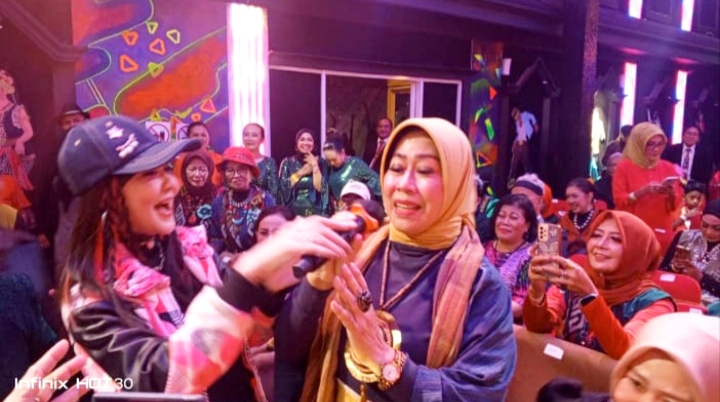 Ketua Panitia, Dian Agus ketika beryanyi bersama Ita Purnamasari. 