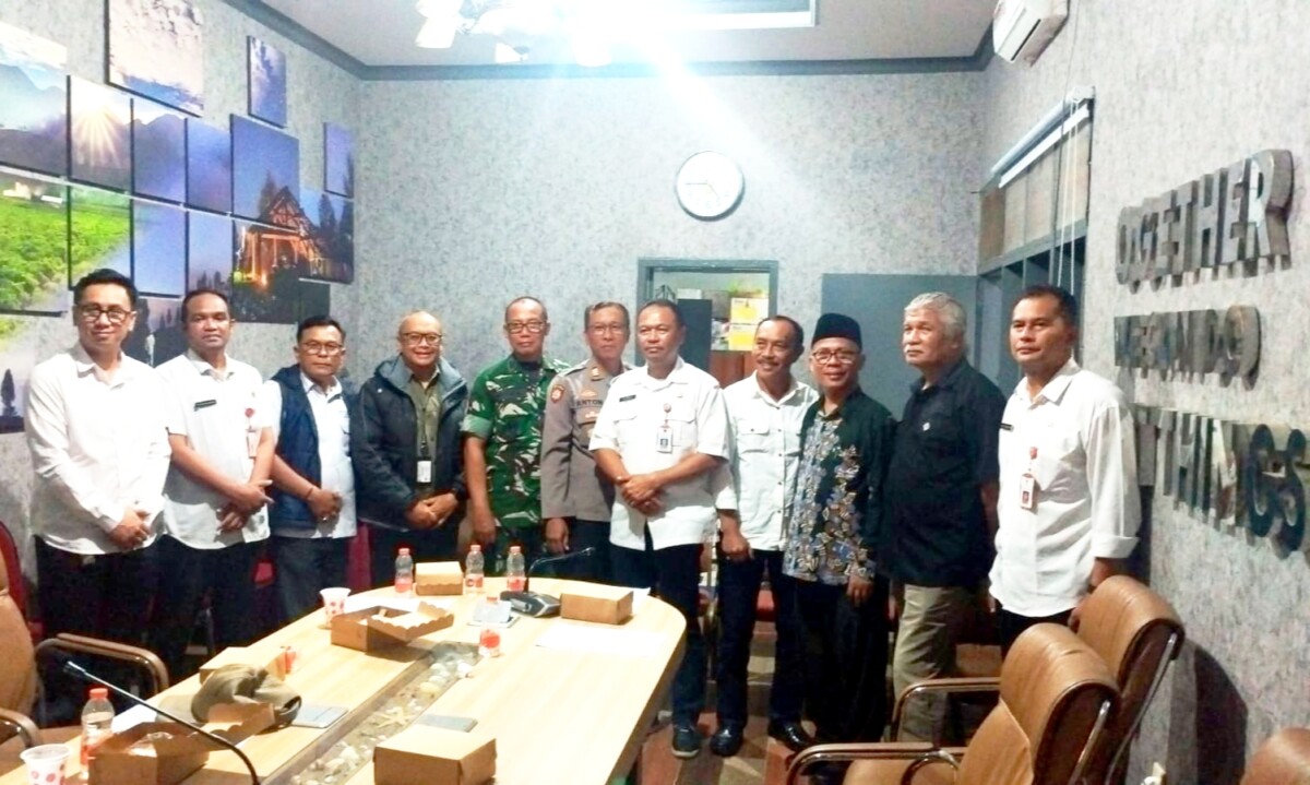 Forkopincam dan Dinas Terkait serta dari Al-Hikmah ketika usia rapat koordinasi. 