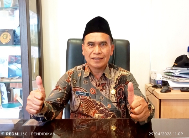 Kepala Sekolah MAN Batu ketika berada di Kantornya. 