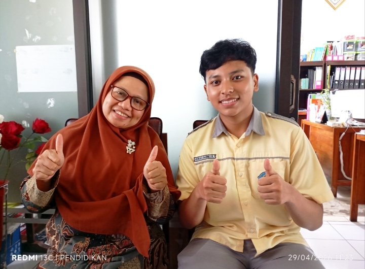 Ardiraka Radinka Al F., berhasil meraih juara pertama pada cabang menyanyi solo putra, ketika bersama pembina Vokalnya. 