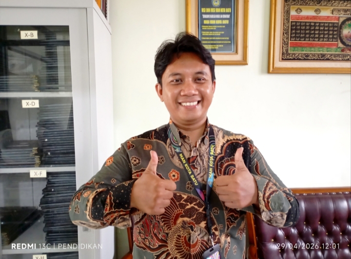 Guru yang juga sekaligus pembina Baca Puisi ketika berada di Ruang Humas MAN Batu. 