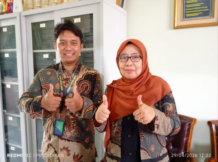 Waka Humas bersama Pembina Baca Puisi ketika di ruang Kantornya. 