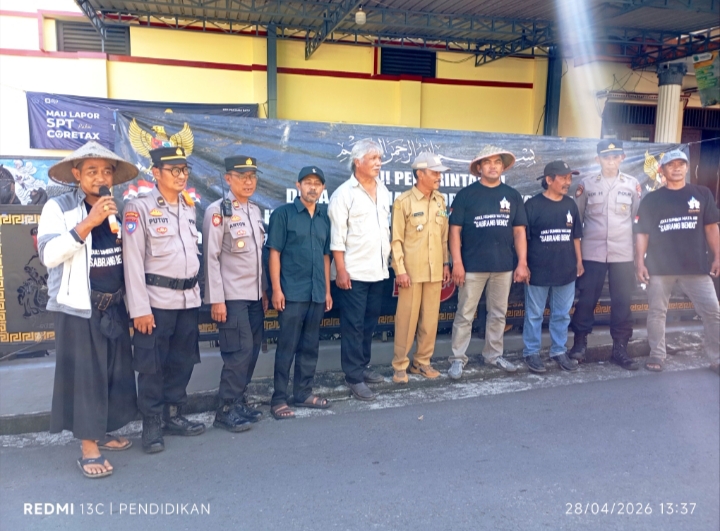 Aksi damai warga Sabrang bendo Desa Giripurno ketika di Depan Kantor Desa Giripurno. 
