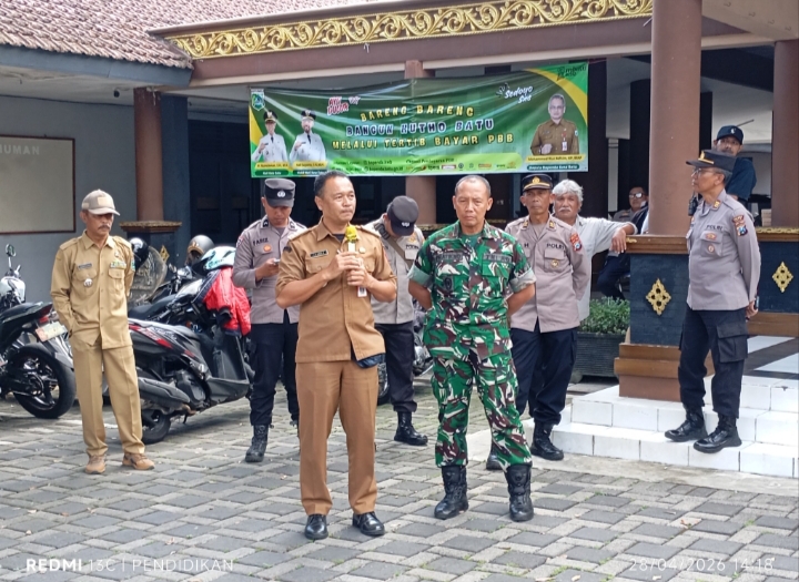 Camat Bumiaji, Ketika menyambut warga Giripurno serta memberikan tanggapannya terkait aksi damai tersebut. 
