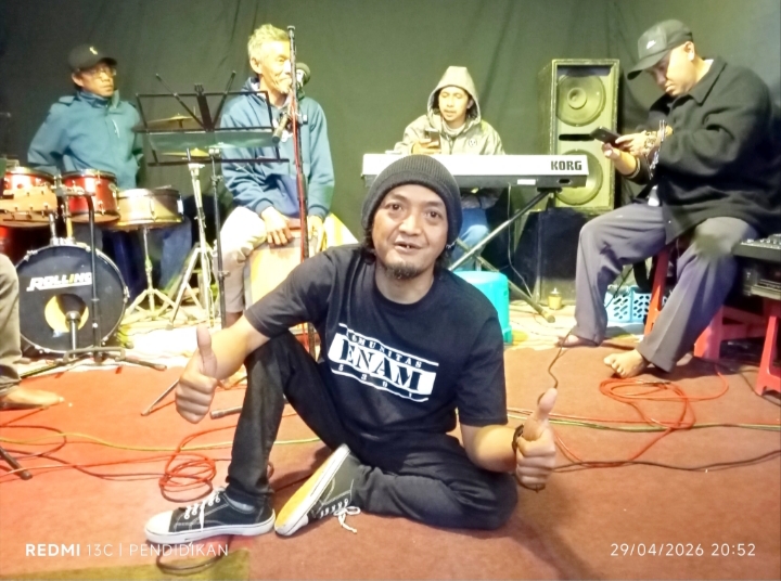 Gatot ( Bemo ) pemilik usaha Kopi Emboungan yang juga gitaris ketika berada di tempat usahanya. 