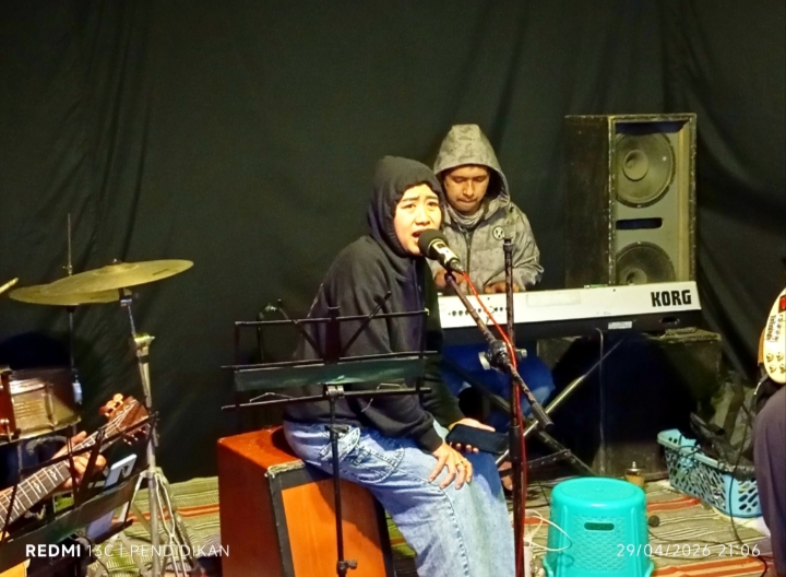 Putri Vokalis asal Desa Junggo juga ikut menyumbangkan beberapa lagu lagunya di Kopi Emboungan Kota Batu. 