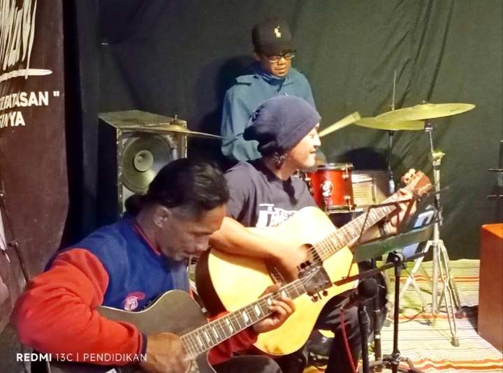 Yongki ( Jong ) gitaris,Agus Dram dari Desa Kedungrejo juga ikut mewarnai di Kopi Emboungan. 