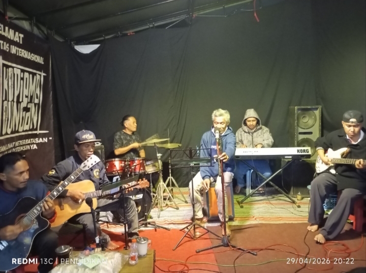 Bagiyo Vokalis asal Dusun Sukomulyo, Desa Kedungrejo Kec. Pujon Kab. Malang ikut mewarnai Kopi Emboungan dengan menyumbangkan beberapa lagu lagunya. 