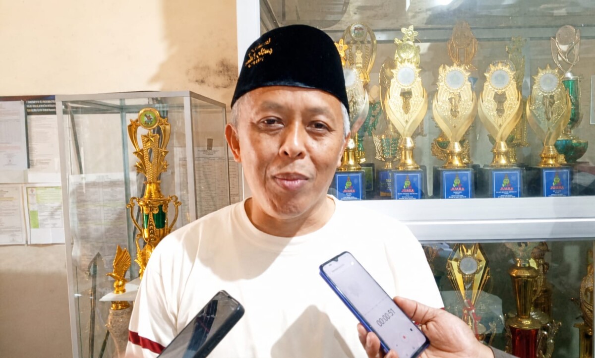 Kepala Madrasah MI Bustanul Ulum, H. SR Fauji, S. Pd, ketika berada di ruang kantornya. 
