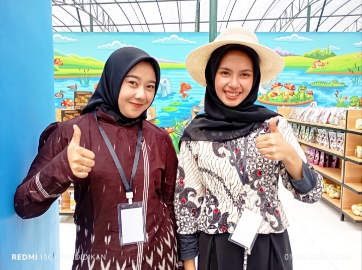 Salah satu karyawati di dalam area Mikutopia. 