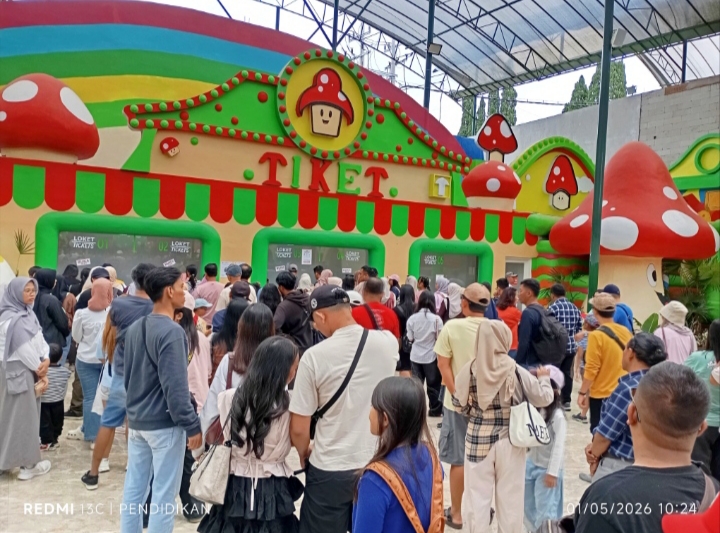 Tampak suasana loket masuk dipadati pengunjung. 