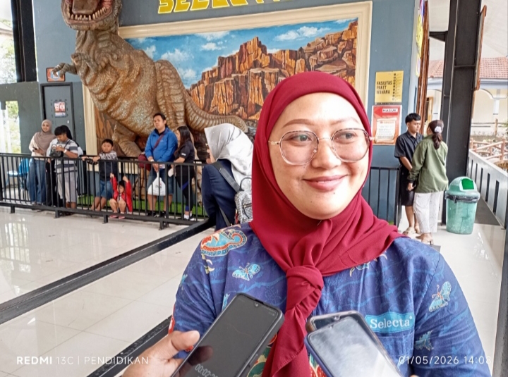 Salah satu Karyawati Taman Rekreasi Selecta ketika di salah satu wahana. 