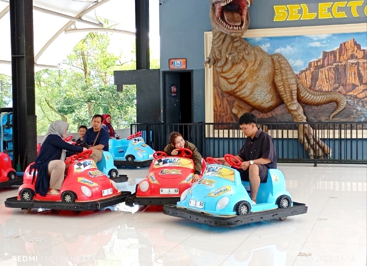 Tampak wisatawan ketika menikmati wahana arena bermain bersama keluarganya. 