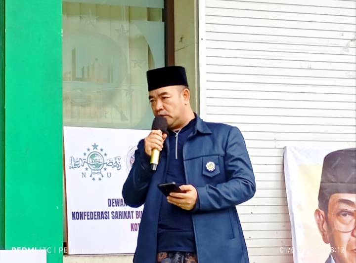 Salah satu panitia ketika menjelaskan rangkaian kegiatan dalam May Day 2026 Sarbumusi. 