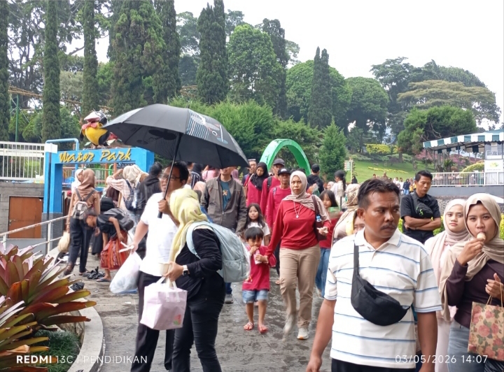 Tampak wisatawan memadati Area Taman Rekreasi Selecta. 