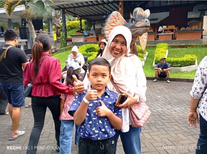 IBu Aris bersama sang buah hatinya ketika berada di area kolam Selecta menikmati Dino Costum. 