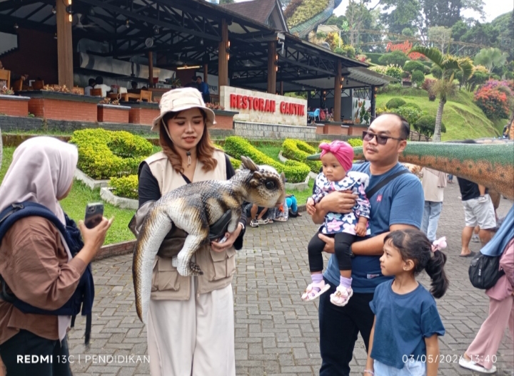 Tampak Baby Dino ketika menjadi daya tarik tersendiri bagi wisatawan. 