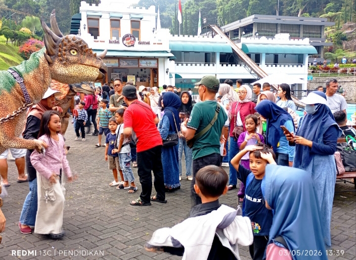 Tampak antusias pengunjung berinteraksi bersama Dino Kostum. 