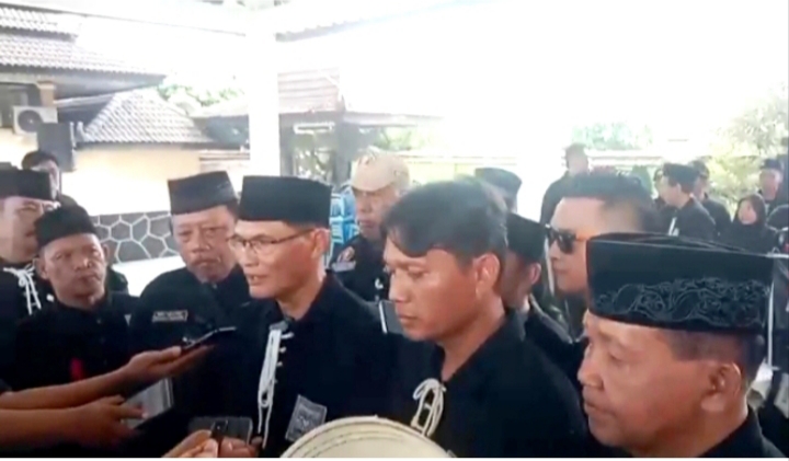 Salah satu pengurus PSHT Madiun ketika memberikan keteranganya kepada awak media. 