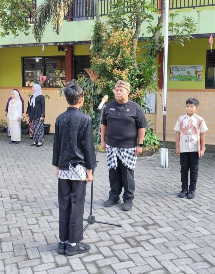 Inspektur upacara Siswa Kelas 6 ketika melaporkan kepada  Pembina Upacara. 
