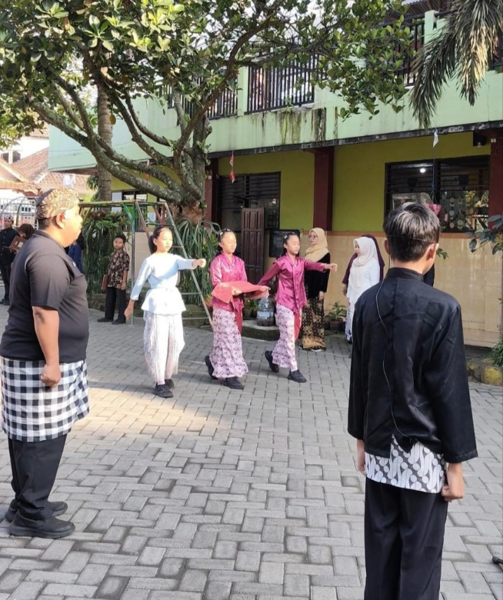 Petugas Pengibar Bendera dengan semangat yang dilakukan oleh siswi kelas 6.