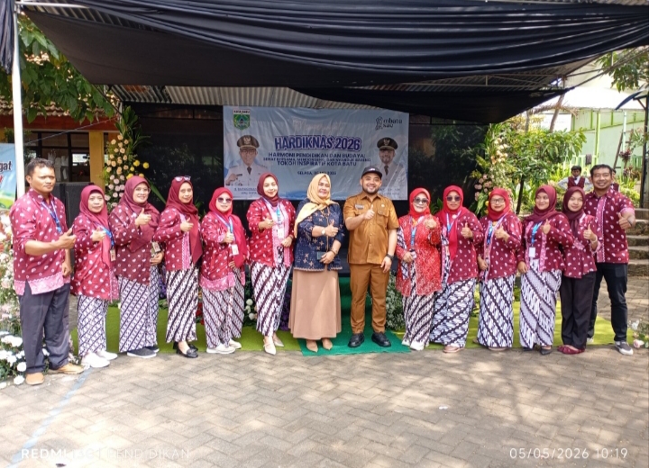 Kepala Sekolah beserta seluruh Guru, ketika bersama Plt, Wali Kota Batu dan Ketua Sanduk Kota Batu. 