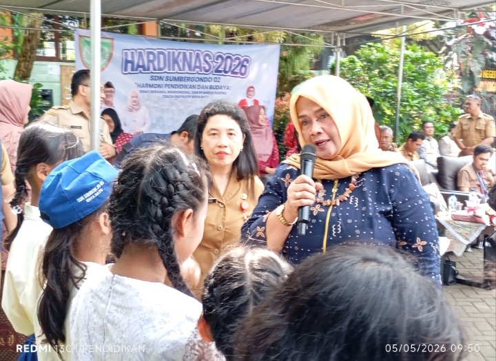 Ketua Sanduk Kota Batu ketika berinteraksi bersama siswa siswi sekolah dasar. 