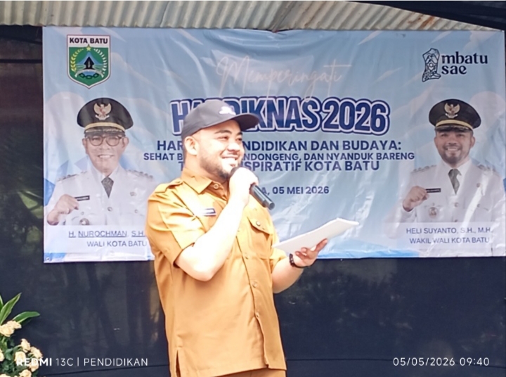 Plt. Wali Kota Batu, Heli Suyanto ketika memberikan sambutanya dalam acara Hardiknas di SDN Sumbergondo 02 Batu. 