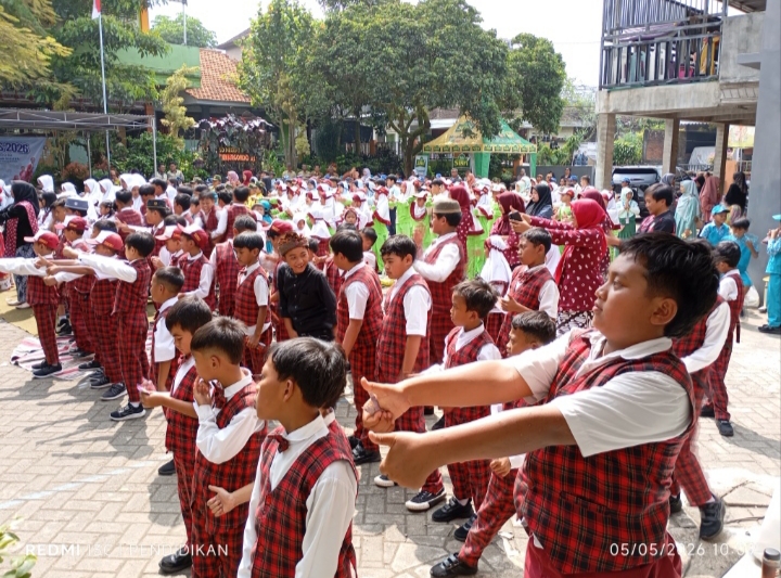 Siswa Siswi SDN dengan antusias mengikuti gerakan dan irama Sanduk. 