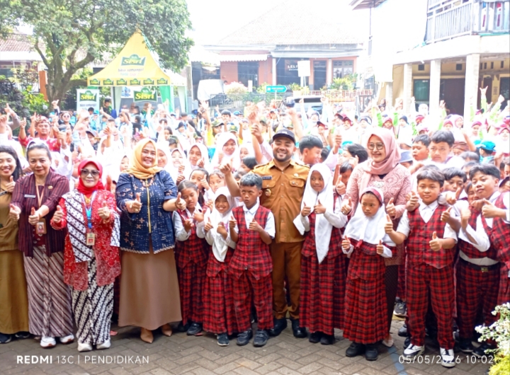 Plt. Wali Kota Batu ketika bersama sama para siswa siswi dan Ketua Sanduk Kota Batu. 