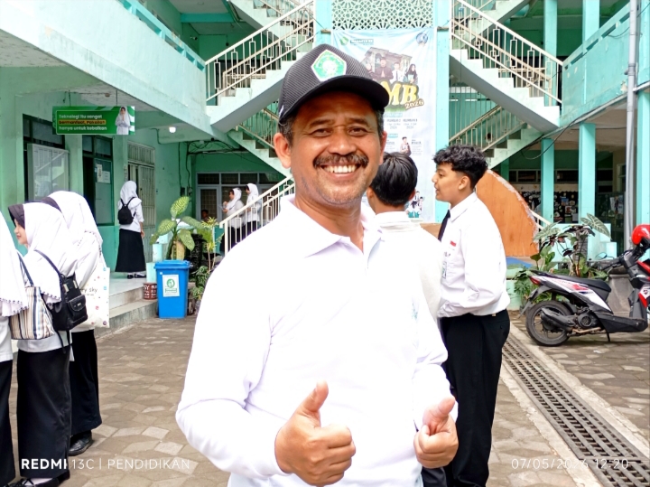Kepala Sekolah MTs Hasyim Asyari ketika berada di area Sekolah. 