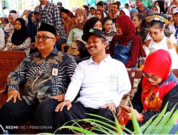 Tampak Kepala Dinas Pendidikan Kota Batu, Kepala Sekolah MTs Hasyim Asyari Batu, dan Kepala Sekolah SDN Sumbergondo 02 Batu. 