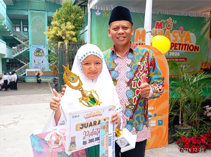 Siswi dari MI Bustanul Ulum ketika bersama perwakilan dari Kemenag Kota Batu. 