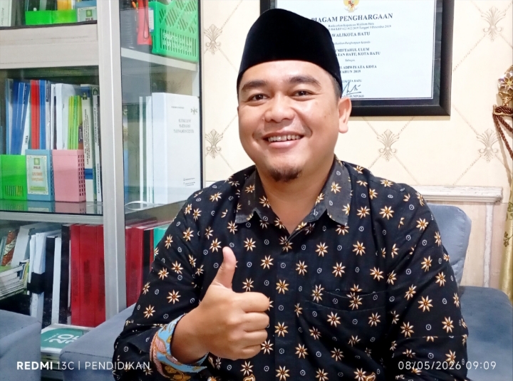 Waka Kesiswaan MI Miftahul Ulum Batu ketika berada di Kantornya. 