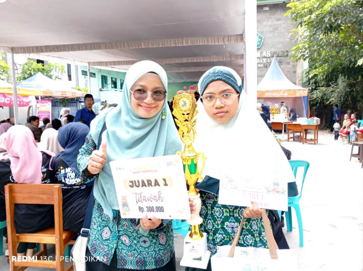 Guru pembimbing tilawah, Darul Ni’mah ketika bersama Elmaneesa Azkiya Hudoyo, siswi kelas 4 yang sukses meraih Juara 1 Tilawah
