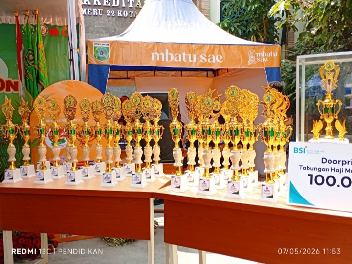 Tampak puluhan Piala serta apresiasi bagi para juara pada Mahasya 2026.