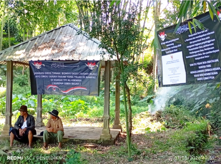 Tampak warga masyarakat berada di area Cungkup Sumber Rebon. 