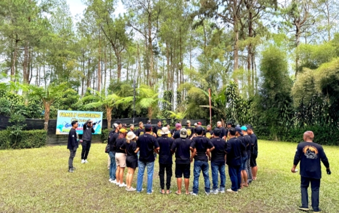 Tim CV. Papa Jawa Nusantara ketika melakukan Outbound. 