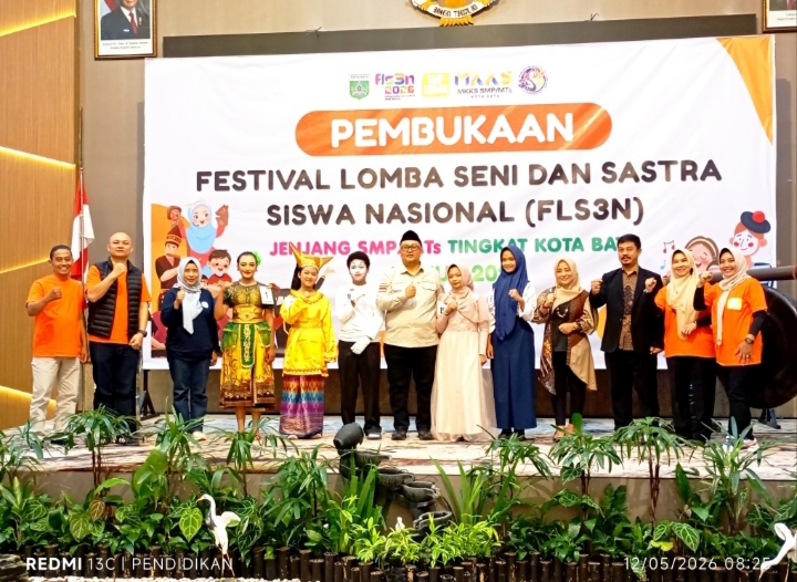 Kadis Pendik Kota Batu ketika bersama perwakilan Juri, Panitia dan Siswa Siswi. 