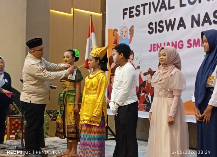 Kadis Pendik Kota Batu menyematkan nomor urut lomba secara simbolis kepada para peserta lomba FLS3N 2026.