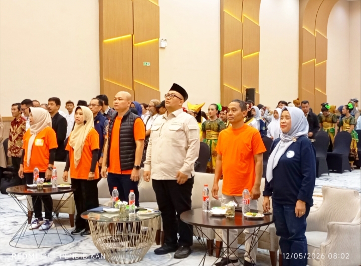 Tampak Kadis Pendik Batu bersama jajaran MKKS serta Panitia ketika menyanyikan lagu Indonesia Raya. 