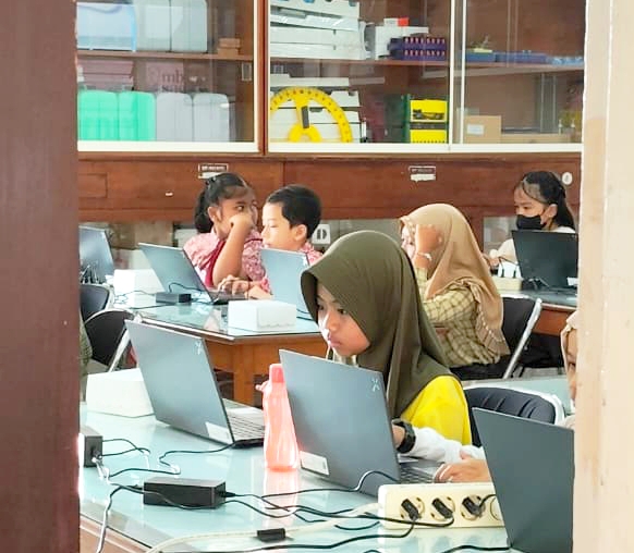 Siswi SDN Sisir 05 ketika melaksanakan Menulis Cerita pada FLS3N 2026.